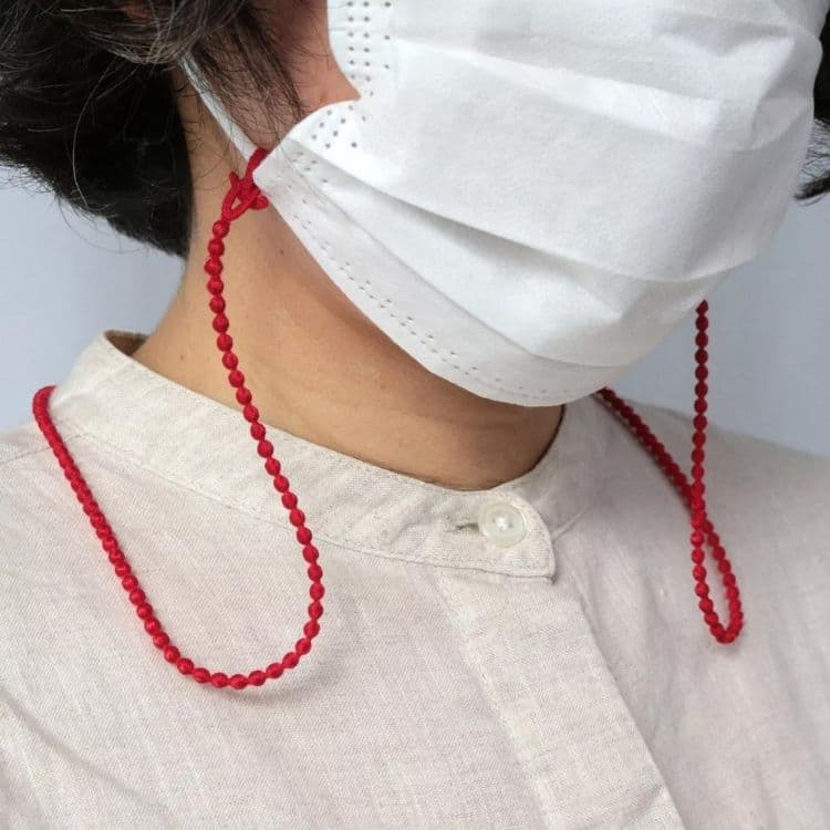 【ネックレスにもなる】実用的なマスクコード　シルク製　刺繍　シンプル　金属アレルギー　シルク　ストラップ