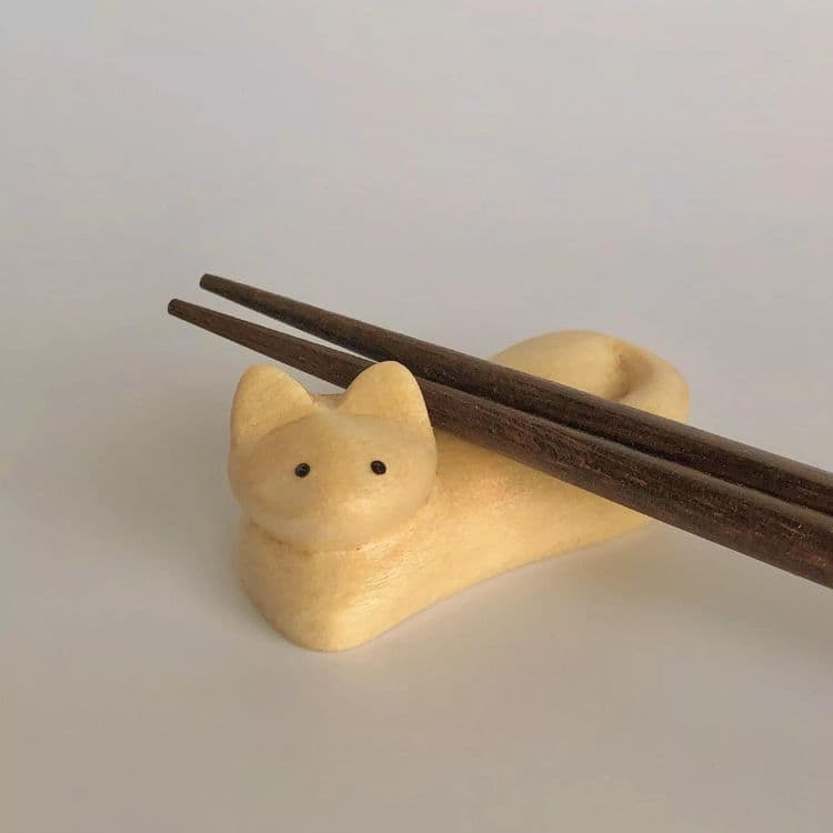 木彫りのネコの箸置き