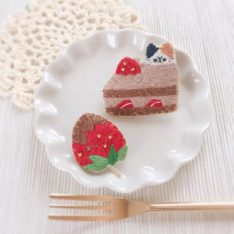 苺とチョコケーキと猫の刺繍ブローチセット