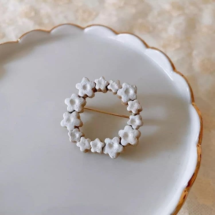 白い小花のブローチ